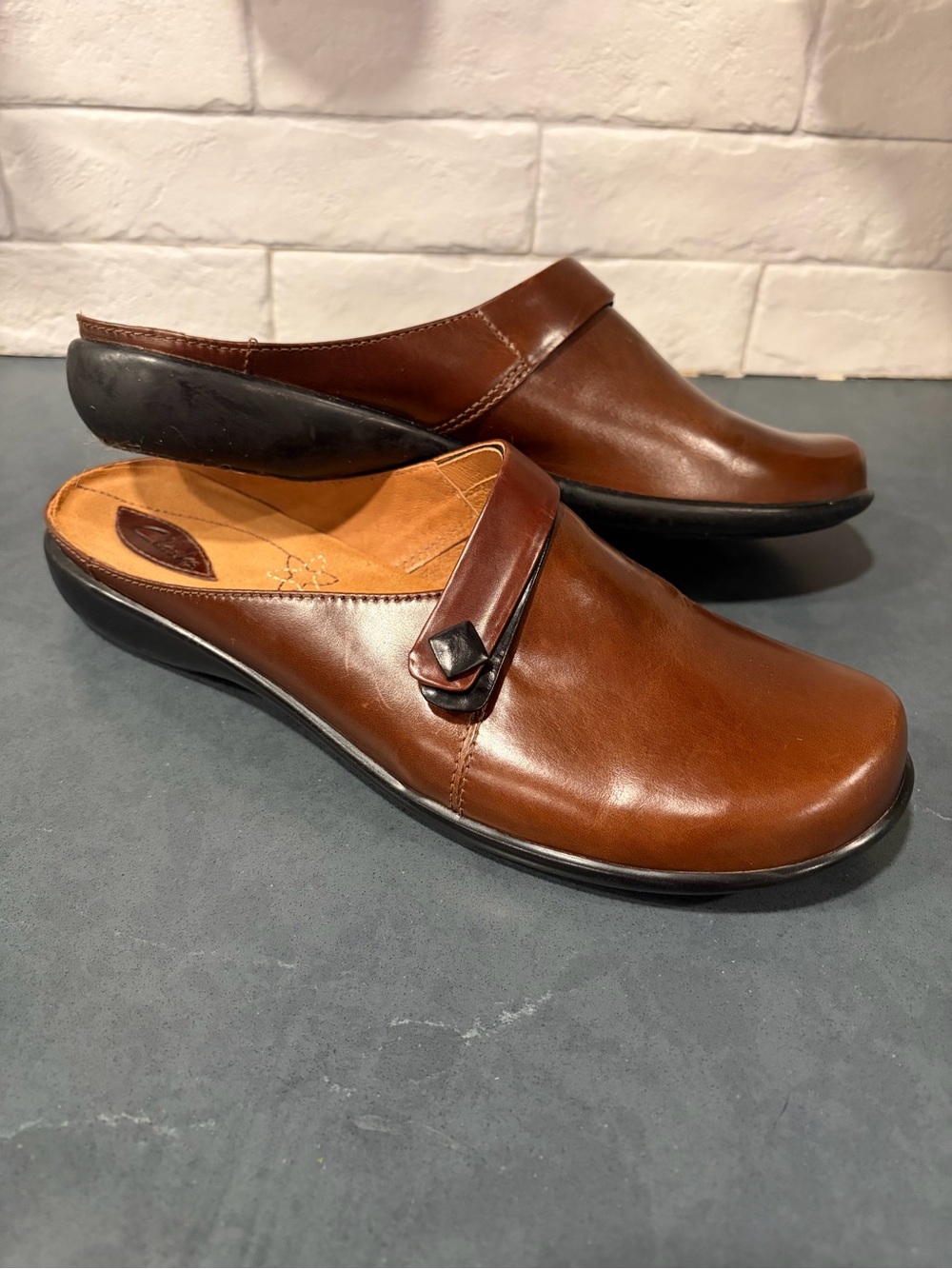 Clarks Women's Sz 11 Slip-On Leather Flats in Brown